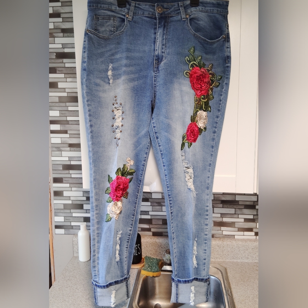 Masseys high rise Distressed Floral Appliqué Denim jeans Plus Size 16 - Picture 2 of 5